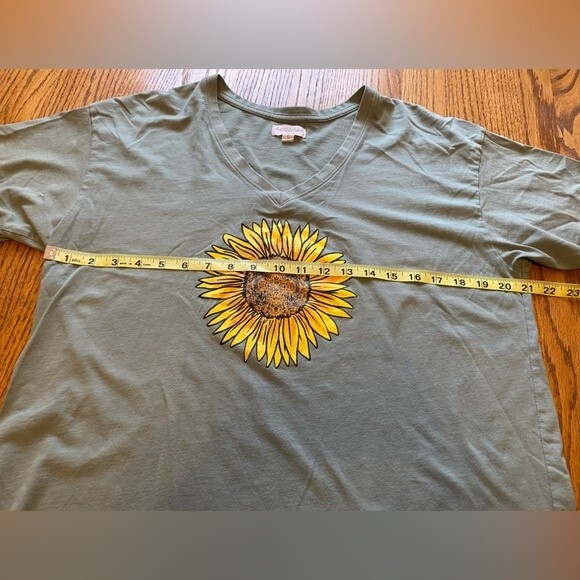 Full Circle Trends Sunflower Graphic V Neck Tee - Picture 9 of 12